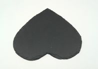 自然な石造りのプレースマットはパッドによって、黒いスレート中心の形をめっきします