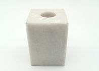 正方形の石造りの柱の蝋燭ホールダーの磨かれた終わりの表面の耐湿性