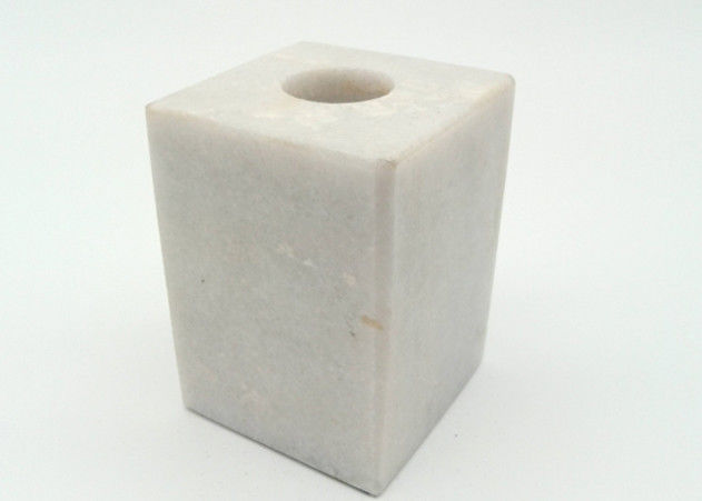 正方形の石造りの柱の蝋燭ホールダーの磨かれた終わりの表面の耐湿性